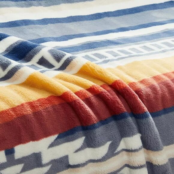 QUEEN SIZE Pendleton plush blanket - NEW WITH TAGS - Pendleton QUEEN Blanket - Picture 4 of 6